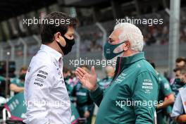 (L to R): Toto Wolff (GER) Mercedes AMG F1 Shareholder and Executive Director with Lawrence Stroll (CDN) Aston Martin F1 Team Investor on the grid. 04.07.2021. Formula 1 World Championship, Rd 9, Austrian Grand Prix, Spielberg, Austria, Race Day.