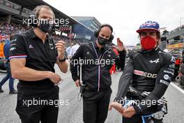 (L to R): Ciaron Pilbeam (GBR) Alpine F1 Team Chief Race Engineer with Karel Loos (BEL) Alpine F1 Team Race Engineer and Fernando Alonso (ESP) Alpine F1 Team on the grid. 04.07.2021. Formula 1 World Championship, Rd 9, Austrian Grand Prix, Spielberg, Austria, Race Day.