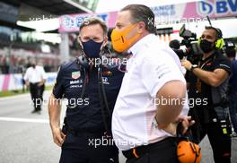 (L to R): Christian Horner (GBR) Red Bull Racing Team Principal with Zak Brown (USA) McLaren Executive Director on the grid. 04.07.2021. Formula 1 World Championship, Rd 9, Austrian Grand Prix, Spielberg, Austria, Race Day.