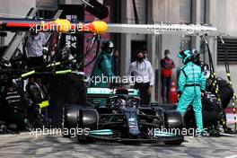 Lewis Hamilton (GBR) Mercedes AMG F1 W12 makes a pit stop. 04.07.2021. Formula 1 World Championship, Rd 9, Austrian Grand Prix, Spielberg, Austria, Race Day.