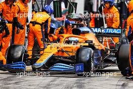 Daniel Ricciardo (AUS) McLaren MCL35M makes a pit stop. 04.07.2021. Formula 1 World Championship, Rd 9, Austrian Grand Prix, Spielberg, Austria, Race Day.