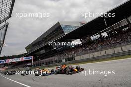 Max Verstappen (NLD) Red Bull Racing RB16B leads at the start of the race. 04.07.2021. Formula 1 World Championship, Rd 9, Austrian Grand Prix, Spielberg, Austria, Race Day.