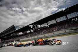 Max Verstappen (NLD) Red Bull Racing RB16B leads at the start of the race. 04.07.2021. Formula 1 World Championship, Rd 9, Austrian Grand Prix, Spielberg, Austria, Race Day.