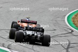 Lando Norris (GBR) McLaren MCL35M leads Lewis Hamilton (GBR) Mercedes AMG F1 W12. 04.07.2021. Formula 1 World Championship, Rd 9, Austrian Grand Prix, Spielberg, Austria, Race Day.