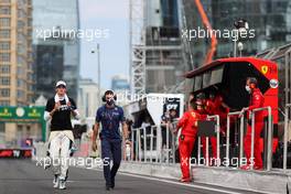 George Russell (GBR) Williams Racing with Aleix Casanovas, Williams Racing Personal Trainer on the grid. 06.06.2021. Formula 1 World Championship, Rd 6, Azerbaijan Grand Prix, Baku Street Circuit, Azerbaijan, Race Day.