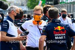 (L to R): Dr Helmut Marko (AUT) Red Bull Motorsport Consultant with Andreas Seidl, McLaren Managing Director and Christian Horner (GBR) Red Bull Racing Team Principal on the grid. 06.06.2021. Formula 1 World Championship, Rd 6, Azerbaijan Grand Prix, Baku Street Circuit, Azerbaijan, Race Day.