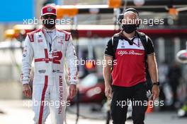 Kimi Raikkonen (FIN) Alfa Romeo Racing with Mark Arnall (GBR) Personal Trainer on the grid. 06.06.2021. Formula 1 World Championship, Rd 6, Azerbaijan Grand Prix, Baku Street Circuit, Azerbaijan, Race Day.