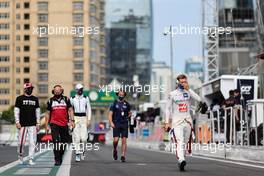 (L to R): Kimi Raikkonen (FIN) Alfa Romeo Racing; Mark Arnall (GBR) Personal Trainer; Nicholas Latifi (CDN) Williams Racing; and Mick Schumacher (GER) Haas F1 Team on the grid. 06.06.2021. Formula 1 World Championship, Rd 6, Azerbaijan Grand Prix, Baku Street Circuit, Azerbaijan, Race Day.