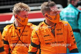 McLaren mechanics with black armbands on the grid in tribute to Mansour Ojjeh, McLaren shareholder. 06.06.2021. Formula 1 World Championship, Rd 6, Azerbaijan Grand Prix, Baku Street Circuit, Azerbaijan, Race Day.