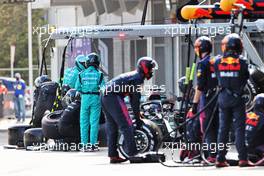 Lewis Hamilton (GBR) Mercedes AMG F1 W12 makes a pit stop. 06.06.2021. Formula 1 World Championship, Rd 6, Azerbaijan Grand Prix, Baku Street Circuit, Azerbaijan, Race Day.