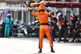 McLaren mechanic at a pit stop. 06.06.2021. Formula 1 World Championship, Rd 6, Azerbaijan Grand Prix, Baku Street Circuit, Azerbaijan, Race Day.