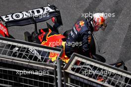 Max Verstappen (NLD) Red Bull Racing RB16B crashed in the third practice session. 05.06.2021. Formula 1 World Championship, Rd 6, Azerbaijan Grand Prix, Baku Street Circuit, Azerbaijan, Qualifying Day.