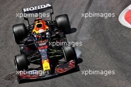 Max Verstappen (NLD) Red Bull Racing RB16B locks up under braking before crashing in the third practice session. 05.06.2021. Formula 1 World Championship, Rd 6, Azerbaijan Grand Prix, Baku Street Circuit, Azerbaijan, Qualifying Day.