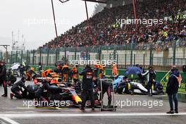 Max Verstappen (NLD) Red Bull Racing RB16B and George Russell (GBR) Williams Racing FW43B on the front row of the grid. 29.08.2021. Formula 1 World Championship, Rd 12, Belgian Grand Prix, Spa Francorchamps, Belgium, Race Day.