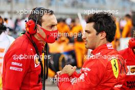 (L to R): Riccardo Adami (ITA) Ferrari Race Engineer with Carlos Sainz Jr (ESP) Ferrari on the grid. 28.03.2021. Formula 1 World Championship, Rd 1, Bahrain Grand Prix, Sakhir, Bahrain, Race Day.