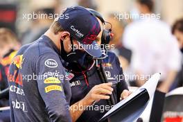 Max Verstappen (NLD) Red Bull Racing with Gianpiero Lambiase (ITA) Red Bull Racing Engineer on the grid. 28.03.2021. Formula 1 World Championship, Rd 1, Bahrain Grand Prix, Sakhir, Bahrain, Race Day.