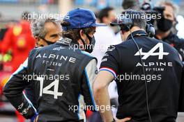 Fernando Alonso (ESP) Alpine F1 Team with Karel Loos (BEL) Alpine F1 Team Race Engineer on the grid. 28.03.2021. Formula 1 World Championship, Rd 1, Bahrain Grand Prix, Sakhir, Bahrain, Race Day.
