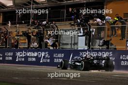 Race winner Lewis Hamilton (GBR) Mercedes AMG F1 W12 passes his celebrating team at the end of the race. 28.03.2021. Formula 1 World Championship, Rd 1, Bahrain Grand Prix, Sakhir, Bahrain, Race Day.