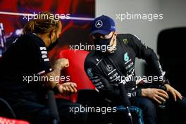 (L to R): Race winner Lewis Hamilton (GBR) Mercedes AMG F1 with third placed team mate Valtteri Bottas (FIN) Mercedes AMG F1 in the post race FIA Press Conference. 28.03.2021. Formula 1 World Championship, Rd 1, Bahrain Grand Prix, Sakhir, Bahrain, Race Day.