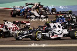 Pierre Gasly (FRA) AlphaTauri AT02 with a broken front wing. 28.03.2021. Formula 1 World Championship, Rd 1, Bahrain Grand Prix, Sakhir, Bahrain, Race Day.