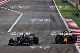 Lewis Hamilton (GBR) Mercedes AMG F1 W12 and Max Verstappen (NLD) Red Bull Racing RB16B battle for the lead of the race. 28.03.2021. Formula 1 World Championship, Rd 1, Bahrain Grand Prix, Sakhir, Bahrain, Race Day.