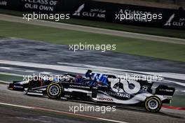 George Russell (GBR) Williams Racing FW43B and Yuki Tsunoda (JPN) AlphaTauri AT02 battle for position. 28.03.2021. Formula 1 World Championship, Rd 1, Bahrain Grand Prix, Sakhir, Bahrain, Race Day.