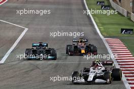 Lewis Hamilton (GBR) Mercedes AMG F1 W12 and Max Verstappen (NLD) Red Bull Racing RB16B battle for position. 28.03.2021. Formula 1 World Championship, Rd 1, Bahrain Grand Prix, Sakhir, Bahrain, Race Day.