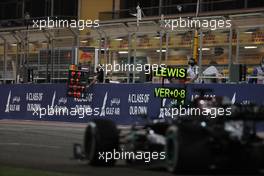 Lewis Hamilton (GBR) Mercedes AMG F1 W12 passing his pit board. 28.03.2021. Formula 1 World Championship, Rd 1, Bahrain Grand Prix, Sakhir, Bahrain, Race Day.