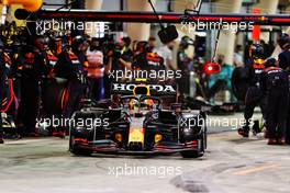 Sergio Perez (MEX) Red Bull Racing RB16B makes a pit stop. 28.03.2021. Formula 1 World Championship, Rd 1, Bahrain Grand Prix, Sakhir, Bahrain, Race Day.