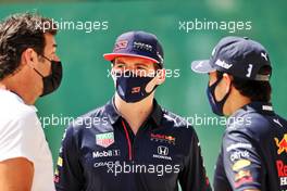 (L to R): Mark Webber (AUS) Channel 4 Presenter with Max Verstappen (NLD) Red Bull Racing and Sergio Perez (MEX) Red Bull Racing. 27.03.2021. Formula 1 World Championship, Rd 1, Bahrain Grand Prix, Sakhir, Bahrain, Qualifying Day.