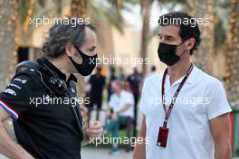 (L to R): Ciaron Pilbeam (GBR) Alpine F1 Team Chief Race Engineer with Mark Webber (AUS) Channel 4 Presenter. 27.03.2021. Formula 1 World Championship, Rd 1, Bahrain Grand Prix, Sakhir, Bahrain, Qualifying Day.
