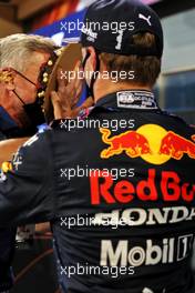 Max Verstappen (NLD) Red Bull Racing presents David Coulthard (GBR) Red Bull Racing and Scuderia Toro Advisor / Channel 4 F1 Commentator with his 50th birthday cake in qualifying parc ferme. 27.03.2021. Formula 1 World Championship, Rd 1, Bahrain Grand Prix, Sakhir, Bahrain, Qualifying Day.