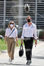 (L to R): Susie Wolff (GBR) with her husband Toto Wolff (GER) Mercedes AMG F1 Shareholder and Executive Director. 27.03.2021. Formula 1 World Championship, Rd 1, Bahrain Grand Prix, Sakhir, Bahrain, Qualifying Day.