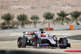 Nikita Mazepin (RUS) Haas F1 Team VF-21 runs wide. 27.03.2021. Formula 1 World Championship, Rd 1, Bahrain Grand Prix, Sakhir, Bahrain, Qualifying Day.