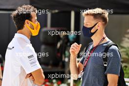 (L to R): Daniel Ricciardo (AUS) McLaren with Jenson Button (GBR) Sky Sports F1 Presenter / Williams Racing Senior Advisor. 28.03.2021. Formula 1 World Championship, Rd 1, Bahrain Grand Prix, Sakhir, Bahrain, Race Day.