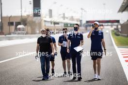 Nicholas Latifi (CDN) Williams Racing walks the circuit with the team. 25.03.2021. Formula 1 World Championship, Rd 1, Bahrain Grand Prix, Sakhir, Bahrain, Preparation Day.