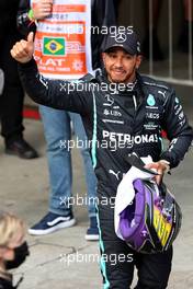 Lewis Hamilton (GBR) Mercedes AMG F1 W12 fastest qualifier. 12.11.2021. Formula 1 World Championship, Rd 19, Brazilian Grand Prix, Sao Paulo, Brazil, Qualifying Day.