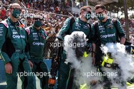 Aston Martin F1 Team mechanics on the grid. 14.11.2021. Formula 1 World Championship, Rd 19, Brazilian Grand Prix, Sao Paulo, Brazil, Race Day.