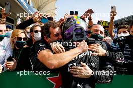 Race winner Lewis Hamilton (GBR) Mercedes AMG F1 celebrates with the team in parc ferme. 14.11.2021. Formula 1 World Championship, Rd 19, Brazilian Grand Prix, Sao Paulo, Brazil, Race Day.