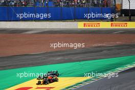 Max Verstappen (NLD) Red Bull Racing RB16B and Lewis Hamilton (GBR) Mercedes AMG F1 W12 battle for the leads of the race. 14.11.2021. Formula 1 World Championship, Rd 19, Brazilian Grand Prix, Sao Paulo, Brazil, Race Day.