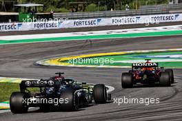 Max Verstappen (NLD) Red Bull Racing RB16B leads Lewis Hamilton (GBR) Mercedes AMG F1 W12. 14.11.2021. Formula 1 World Championship, Rd 19, Brazilian Grand Prix, Sao Paulo, Brazil, Race Day.