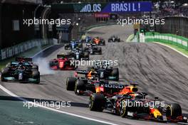 Max Verstappen (NLD) Red Bull Racing RB16B leads at the Safety Car restart. 14.11.2021. Formula 1 World Championship, Rd 19, Brazilian Grand Prix, Sao Paulo, Brazil, Race Day.
