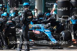 Fernando Alonso (ESP) Alpine F1 Team A521 makes a pit stop. 14.11.2021. Formula 1 World Championship, Rd 19, Brazilian Grand Prix, Sao Paulo, Brazil, Race Day.