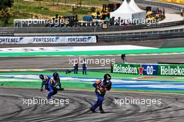 Marshals clear the debris at turn 1. 14.11.2021. Formula 1 World Championship, Rd 19, Brazilian Grand Prix, Sao Paulo, Brazil, Race Day.