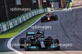 Lewis Hamilton (GBR) Mercedes AMG F1 W12 leads Max Verstappen (NLD) Red Bull Racing RB16B. 14.11.2021. Formula 1 World Championship, Rd 19, Brazilian Grand Prix, Sao Paulo, Brazil, Race Day.