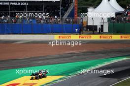 Max Verstappen (NLD) Red Bull Racing RB16B and Lewis Hamilton (GBR) Mercedes AMG F1 W12 battle for the leads of the race. 14.11.2021. Formula 1 World Championship, Rd 19, Brazilian Grand Prix, Sao Paulo, Brazil, Race Day.