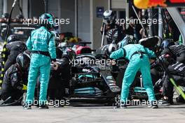 Lewis Hamilton (GBR) Mercedes AMG F1 W12 makes a pit stop. 14.11.2021. Formula 1 World Championship, Rd 19, Brazilian Grand Prix, Sao Paulo, Brazil, Race Day.