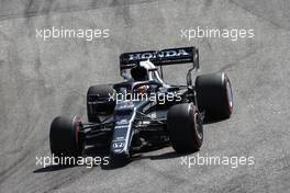 Yuki Tsunoda (JPN) AlphaTauri AT02 with a broken front wing. 14.11.2021. Formula 1 World Championship, Rd 19, Brazilian Grand Prix, Sao Paulo, Brazil, Race Day.