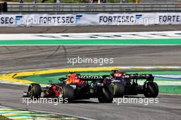 Lewis Hamilton (GBR) Mercedes AMG F1 W12 and Sergio Perez (MEX) Red Bull Racing RB16B battle for position. 14.11.2021. Formula 1 World Championship, Rd 19, Brazilian Grand Prix, Sao Paulo, Brazil, Race Day.