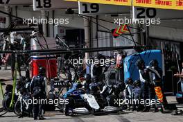 Nicholas Latifi (CDN) Williams Racing FW43B makes a pit stop. 14.11.2021. Formula 1 World Championship, Rd 19, Brazilian Grand Prix, Sao Paulo, Brazil, Race Day.